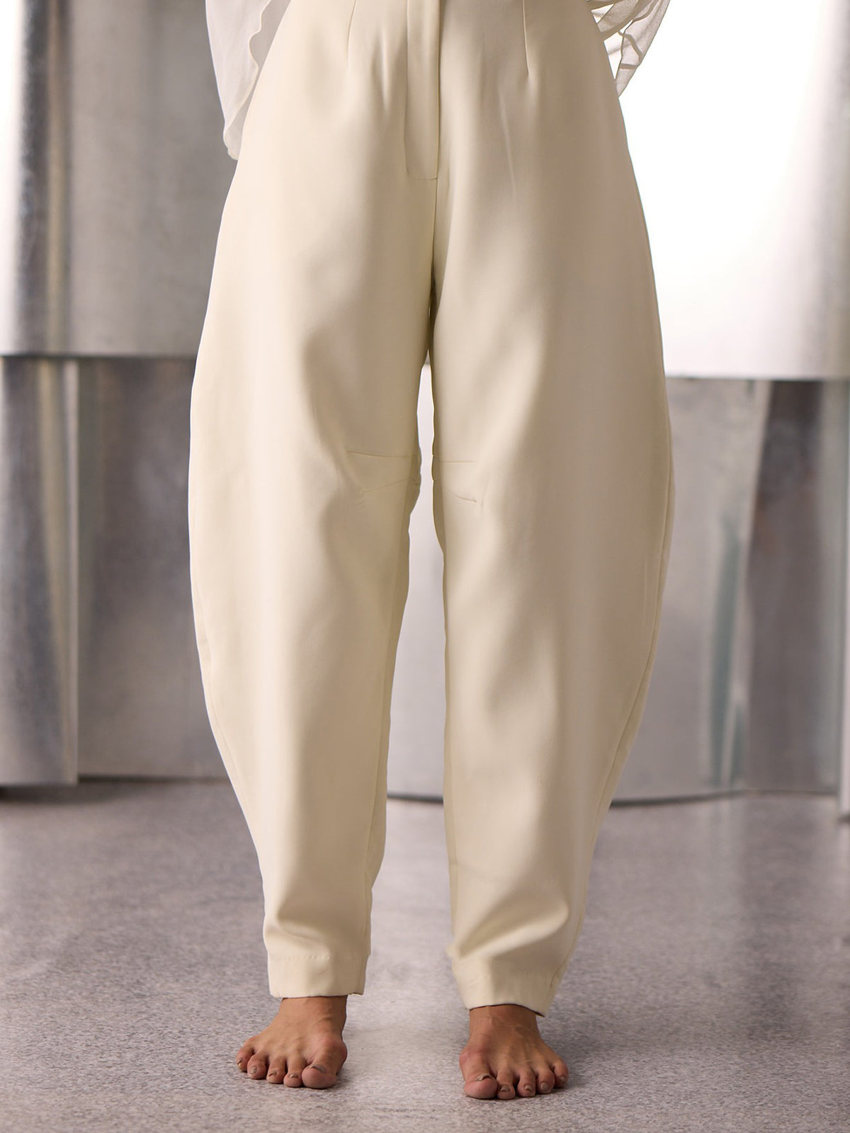 ANTIQUE WHITE CREPE BARREL PANTS