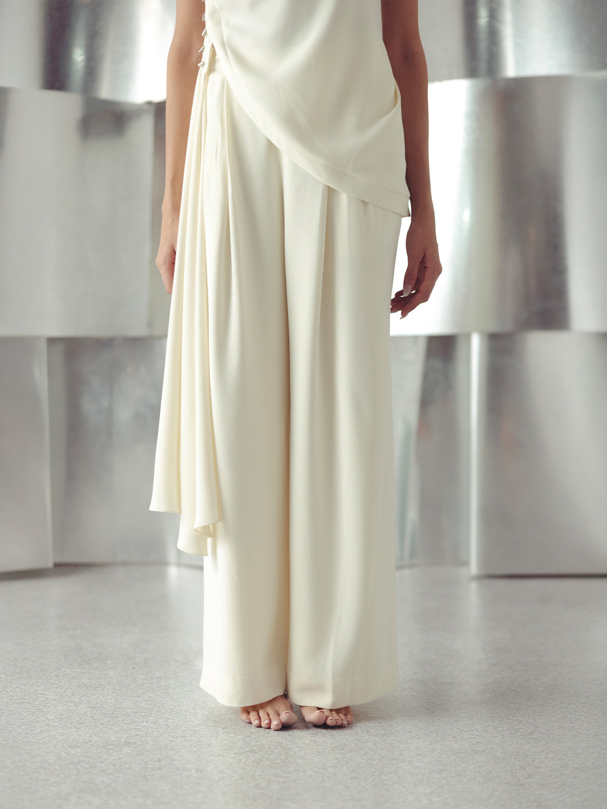 ANITQUE WHITE CREPE TROUSERS