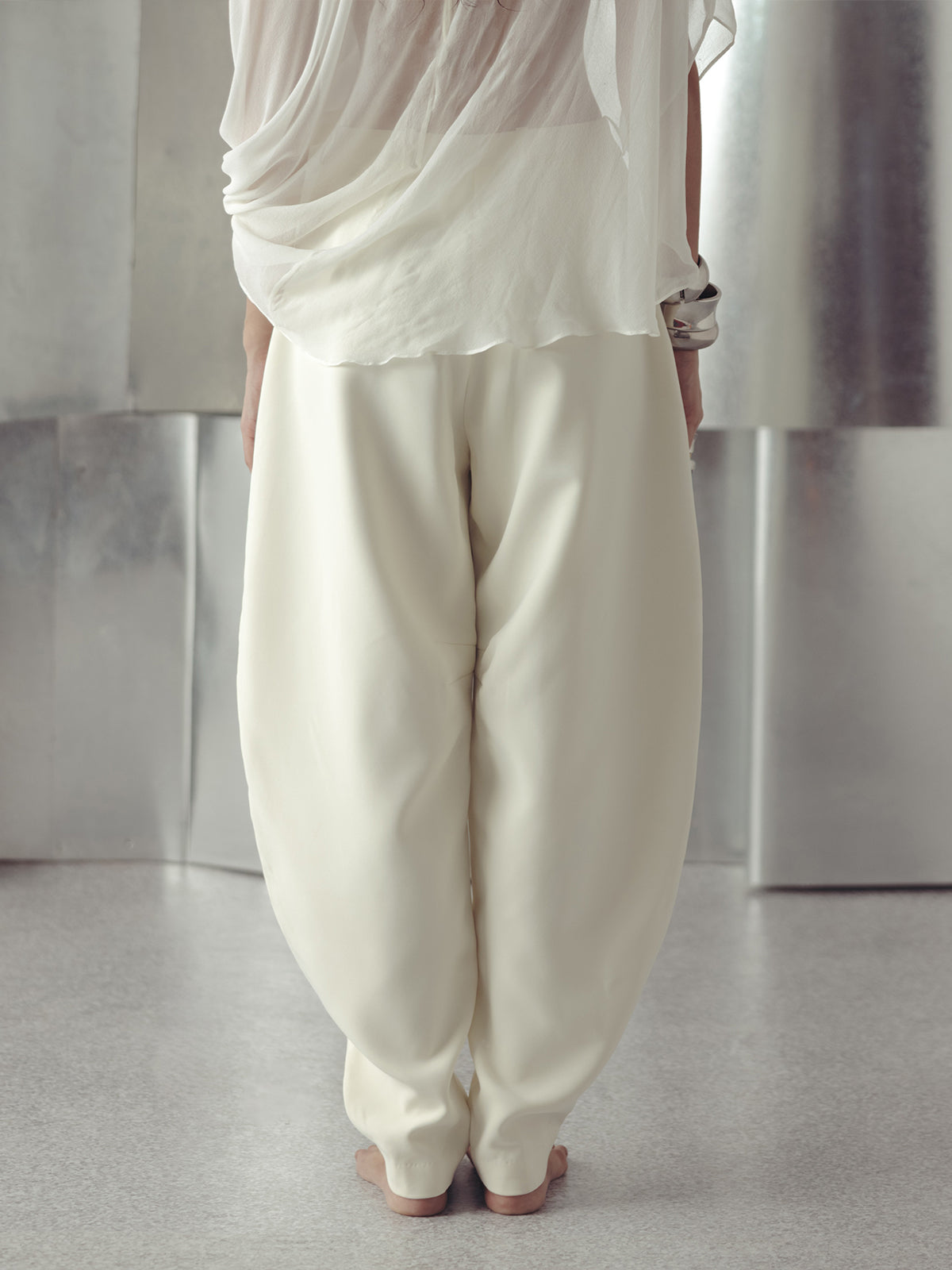 ANTIQUE WHITE CREPE BARREL PANTS