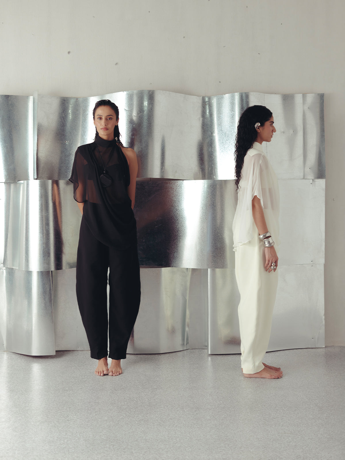 ANTIQUE WHITE CREPE BARREL PANTS